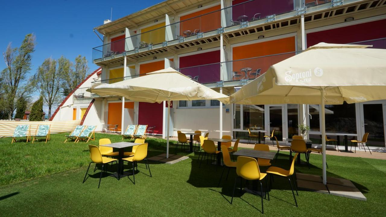 Colors Holiday Hotel Siófok Exterior foto